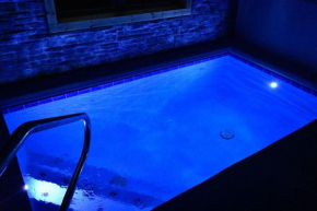Big Splash Lodge Private Indoor Swimming Pool Hot Tub Free Wi-Fi Pool Table